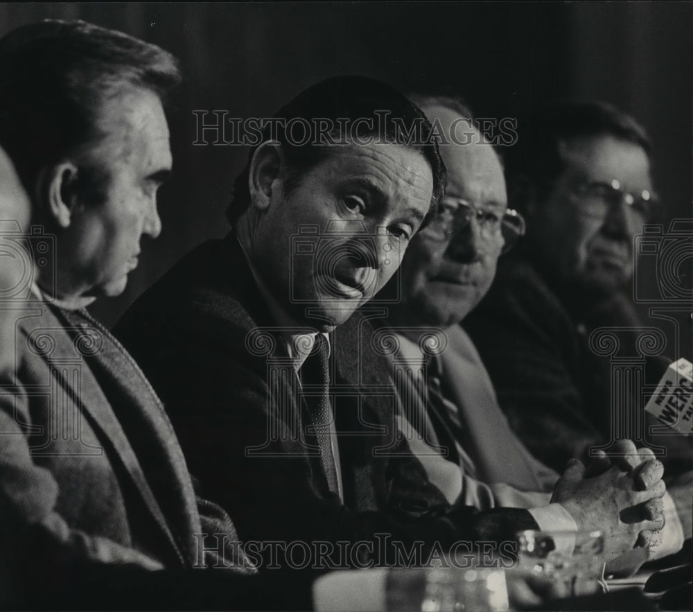 1983 Press Photo Alabama-U.S. Steel Bill Miller with Phillips of USW. - Historic Images