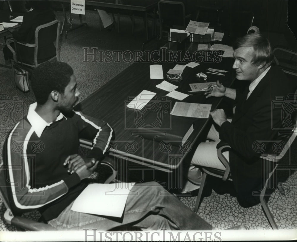 1980 Press Photo Alabama-Fairfield-Unemployed worker interviews at U.S. Steel. - Historic Images