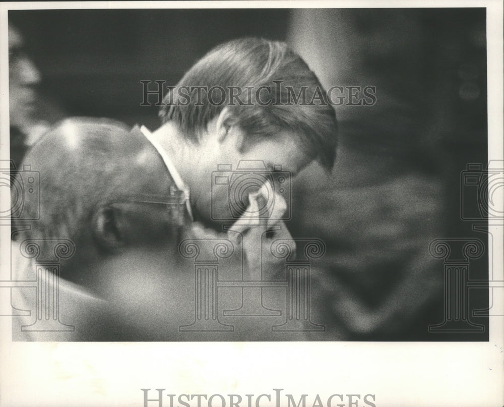 1988 Press Photo Alabama-Joseph Duncan wipes tears at his sentencing hearing. - Historic Images