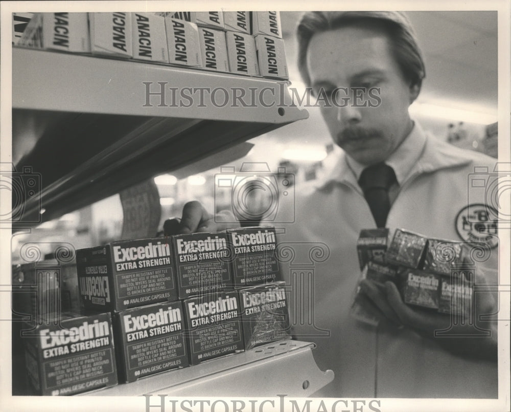 1986 Press Photo Alabama-Mitchell Smith stocks drugs at Birmingham&#39;s Bibb drugs. - Historic Images