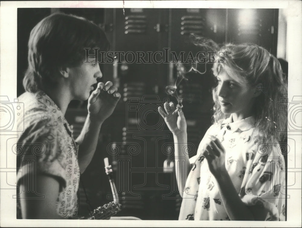 1986 Press Photo Actors simulate smoking marijuana in TV special, The Drug Knot. - Historic Images