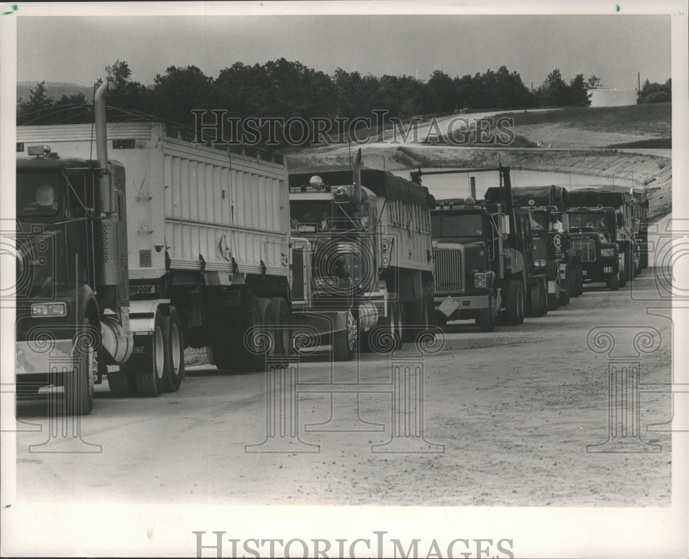 1989 Press Photo Alabama-Emelle trucks line up to dump their Chemical waste. - Historic Images