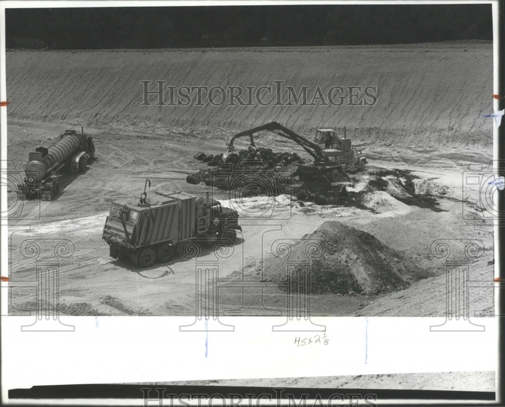 1982 Press Photo Alabama-Draining drums and disposing waste at Emelle waste site - Historic Images