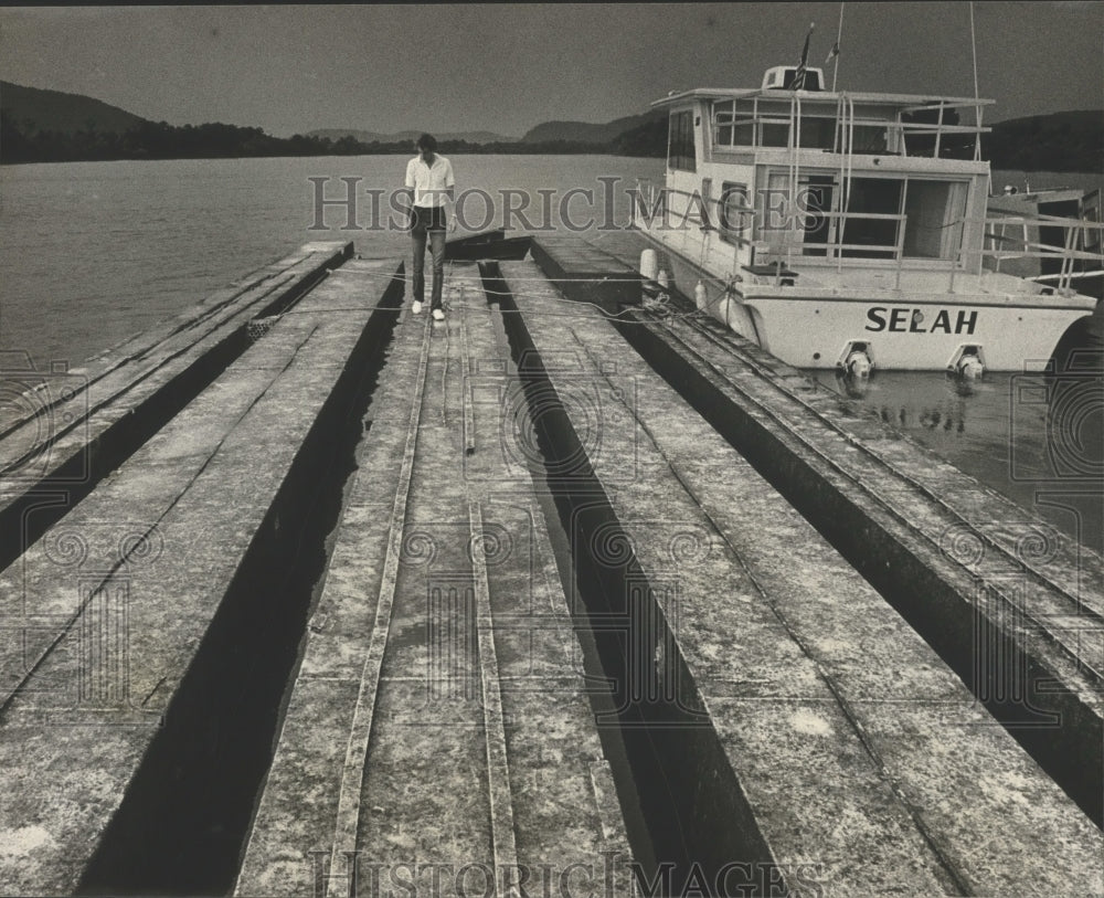 1984 Press Photo Alabama-Rescue worker, walks on pontoons of overturned SCItanic - Historic Images