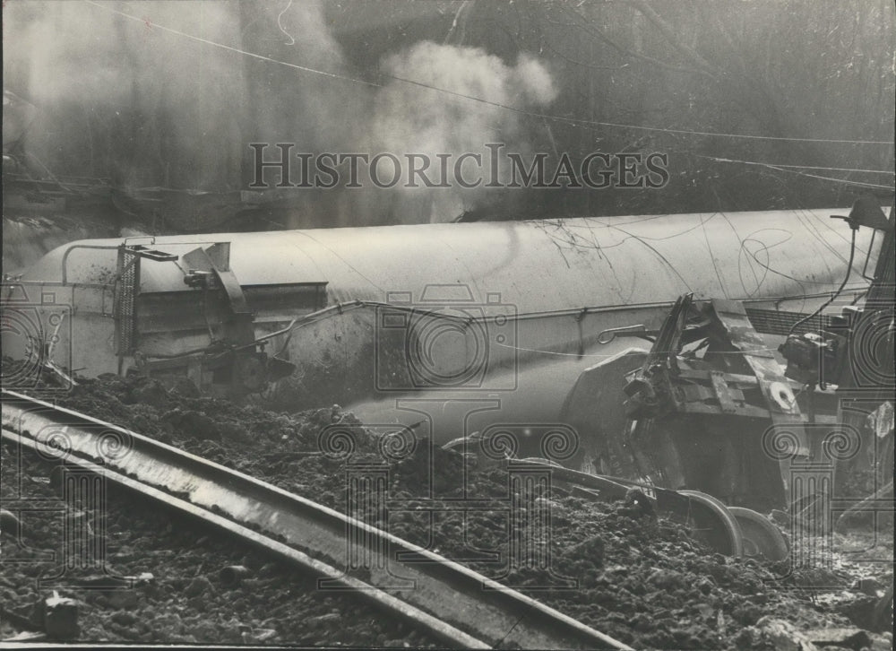 1973 Press Photo Alabama-Clouds of ammonia escaping from overturned tank cars. - Historic Images