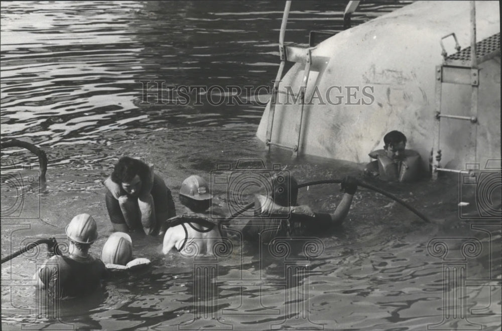 1976 Press Photo Alabama-Rescuers help after train wrecks in Coosa River. - Historic Images