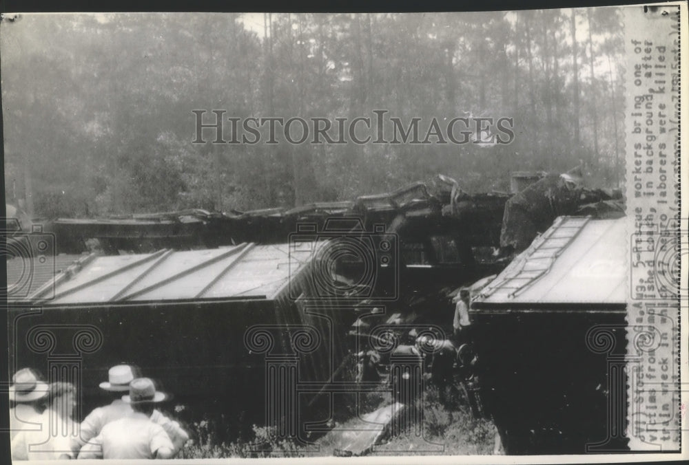 1944, Stockton, Ga.-Rescue workers bring victim out of train wreck. - Historic Images