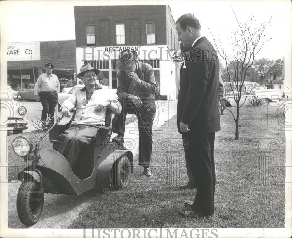 1962 Press Photo Alabama Governor Candidate Ryan De Graffenried Talks With Voter - Historic Images