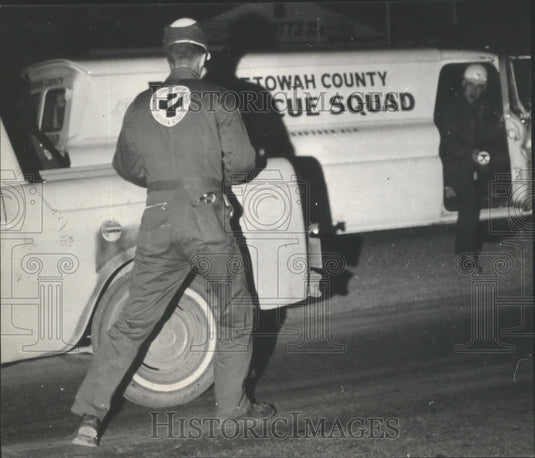 1966 Press Photo Alabama-Volunteers rush to recuse equipment after plane found. - Historic Images