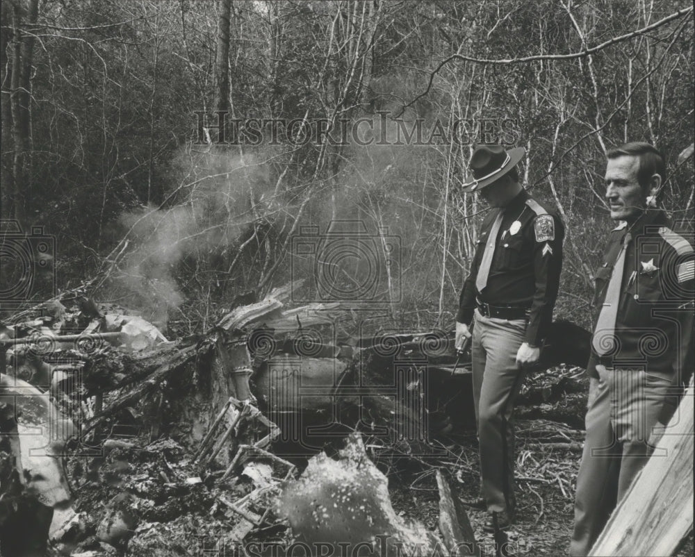 1977 Press Photo Sheriff and Trooper View Plane Wreckage in Hale County, Alabama - Historic Images