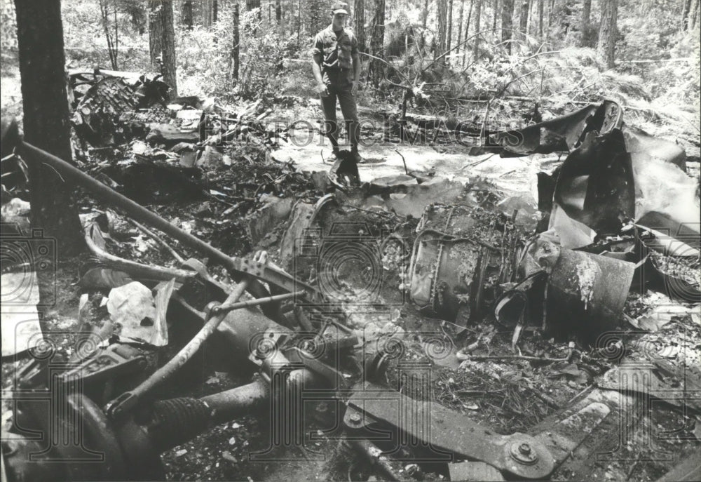 1981 Press Photo Soldier Surveys Plane Wreckage in South Alabama - abna10226 - Historic Images