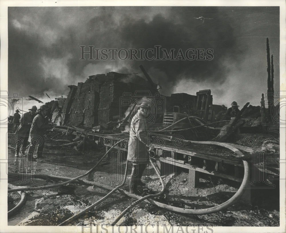 1966 Press Photo Firemen Fight Fire at Grayson&#39;s Lumber Company, Birmingham - Historic Images