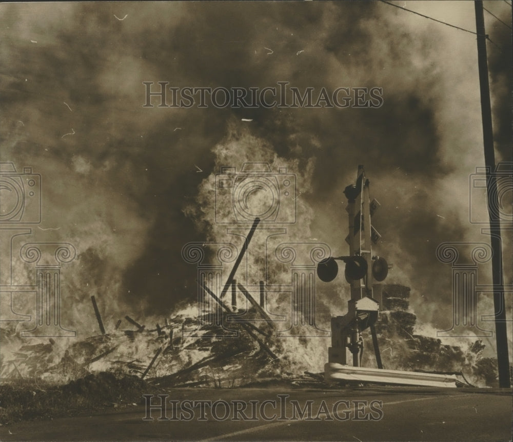 1966 Press Photo Intense Heat Burns Gate, Grayson Lumber Company, Birmingham - Historic Images