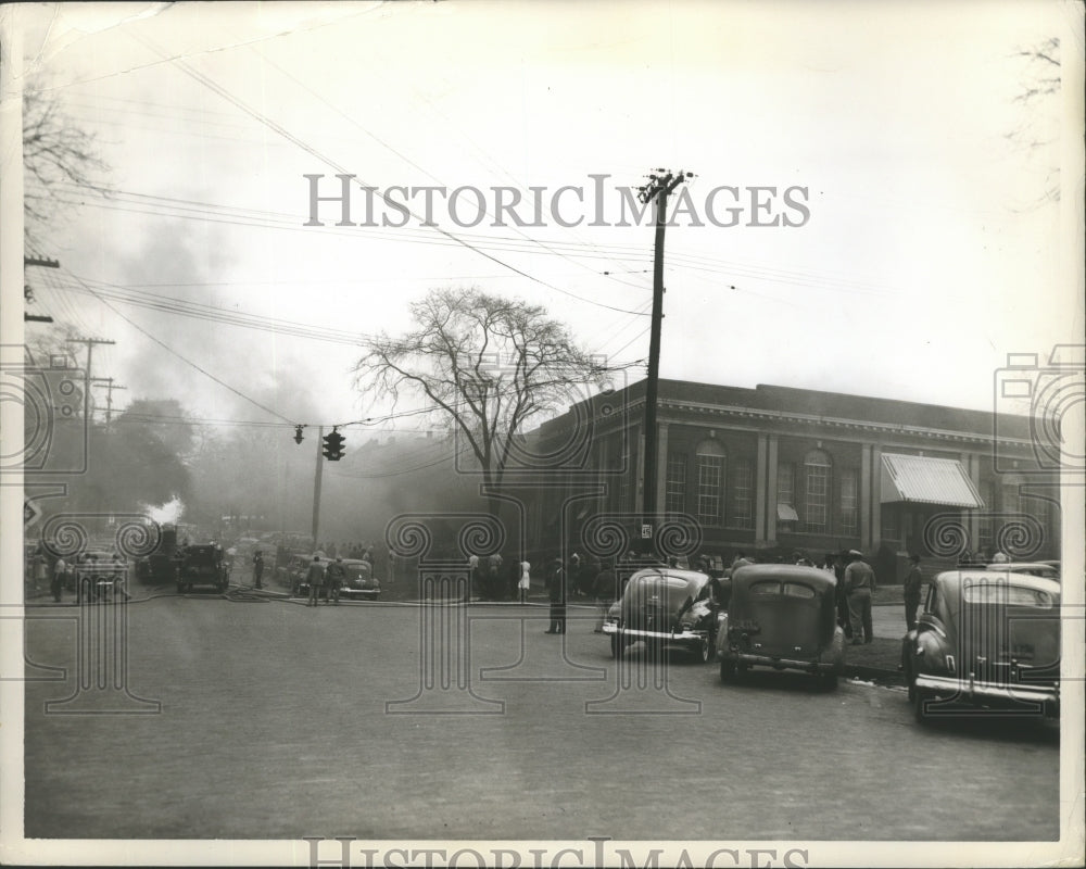 1949 Press Photo Crowds Look On at Scene of Advertiser Fire, Alabama - abna10263- Historic Images