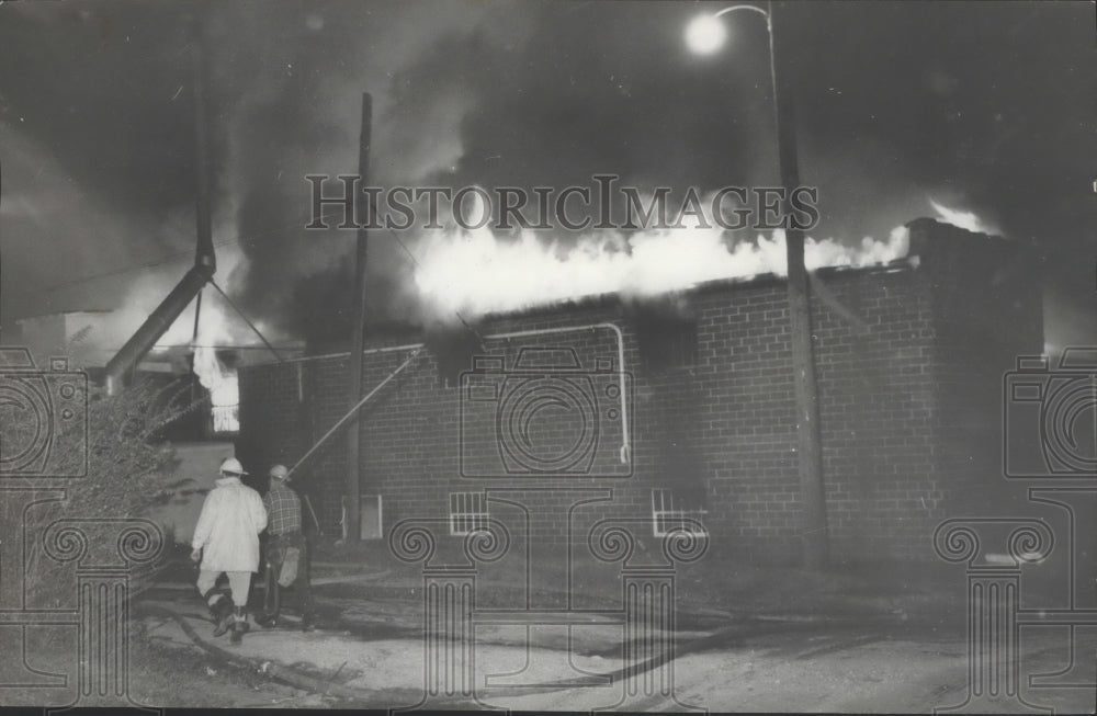 1969 Press Photo Flames Lick Through Roof, Dixie Super Store, Homewood, Alabama - Historic Images