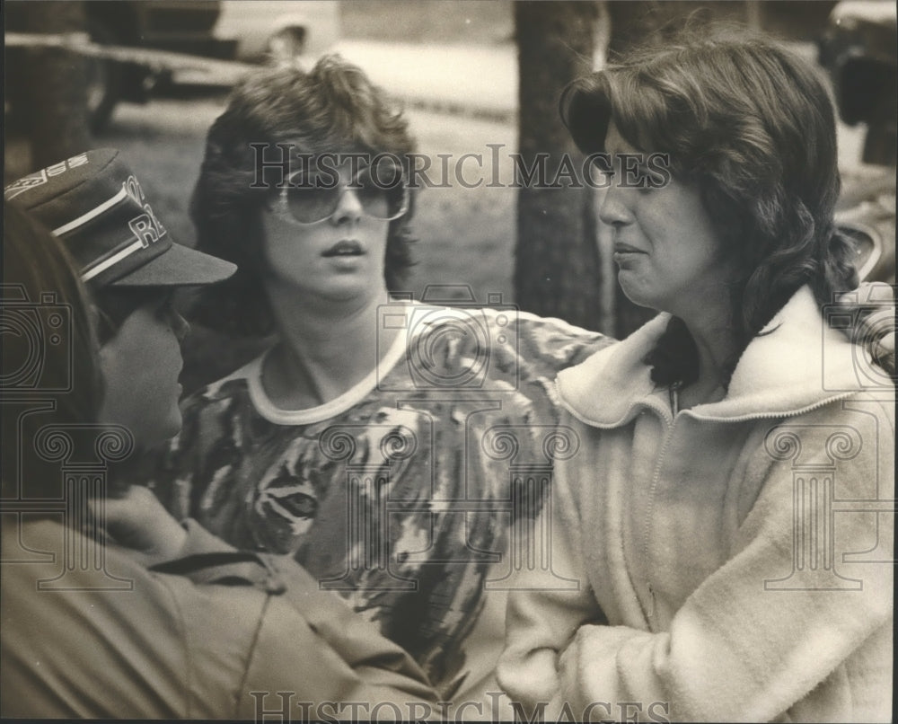 Press Photo Family Members Comfort Victim at Trailer Fire, Adamsville, Alabama - Historic Images