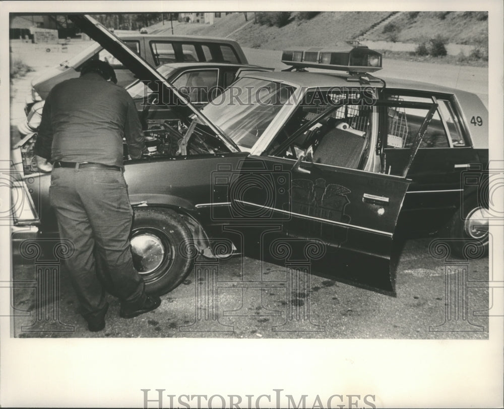 1988 Press Photo Mechanic Works on Fairfield, Alabama Patrol Car - abna10333 - Historic Images