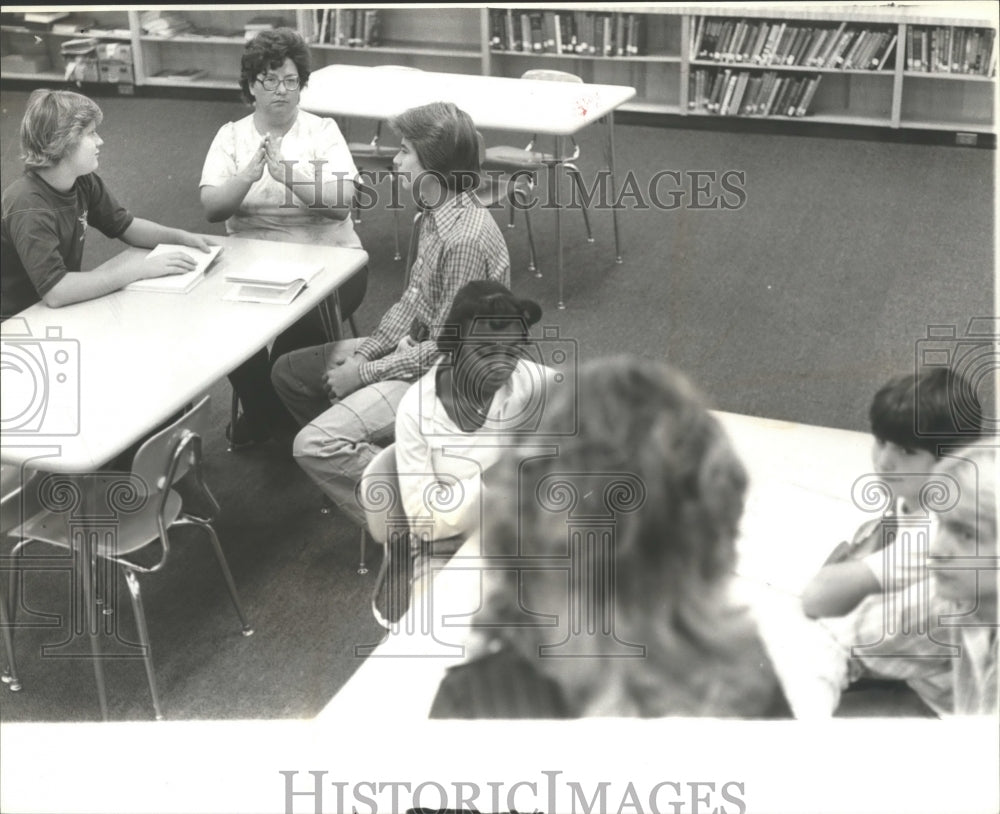 1978 Press Photo Teacher Works With Students in Sign Langue, Fairfield, Alabama - Historic Images