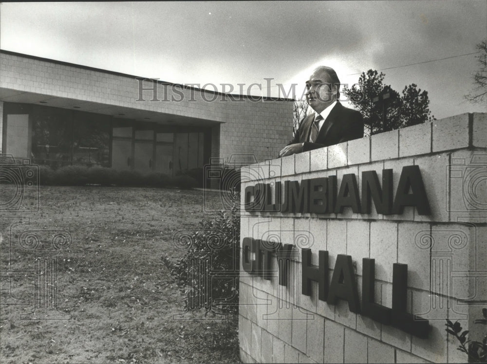 1981 Press Photo Alabama-Columbiana mayor J.D. "Buck" Falkner at new City Hall. - Historic Images
