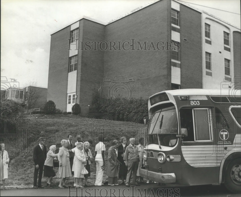 1980 Press Photo Alabama-Fairhaven Nursing Home patients get new bus service. - Historic Images