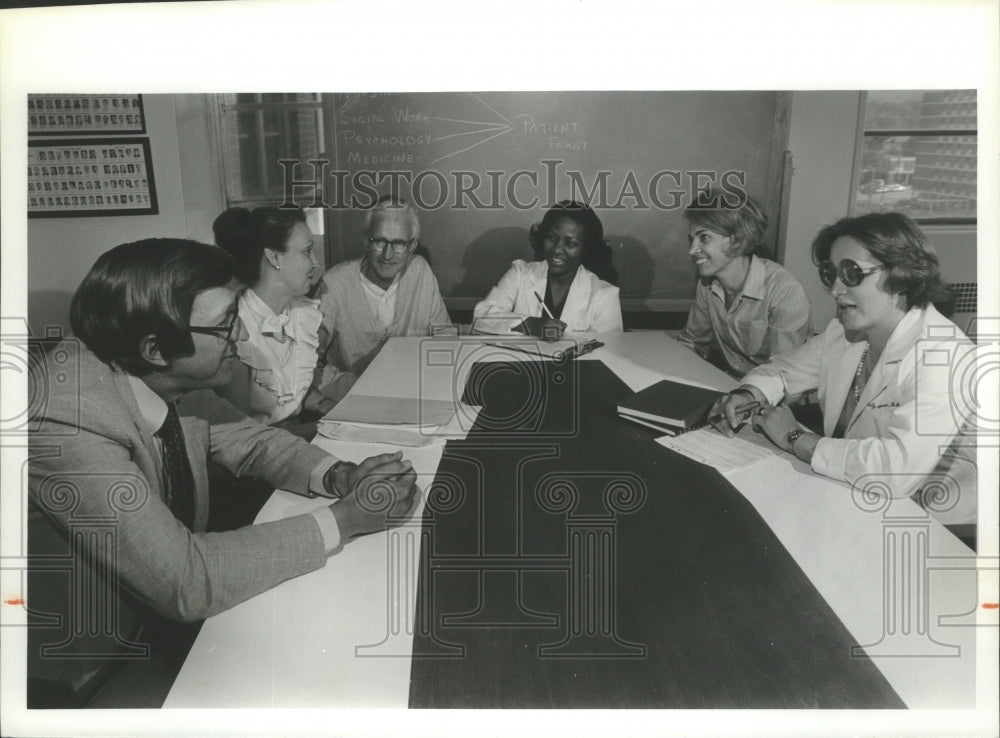 1981 Press Photo Alabama&#39;s model consulting team meet to discuss elderly matters - Historic Images