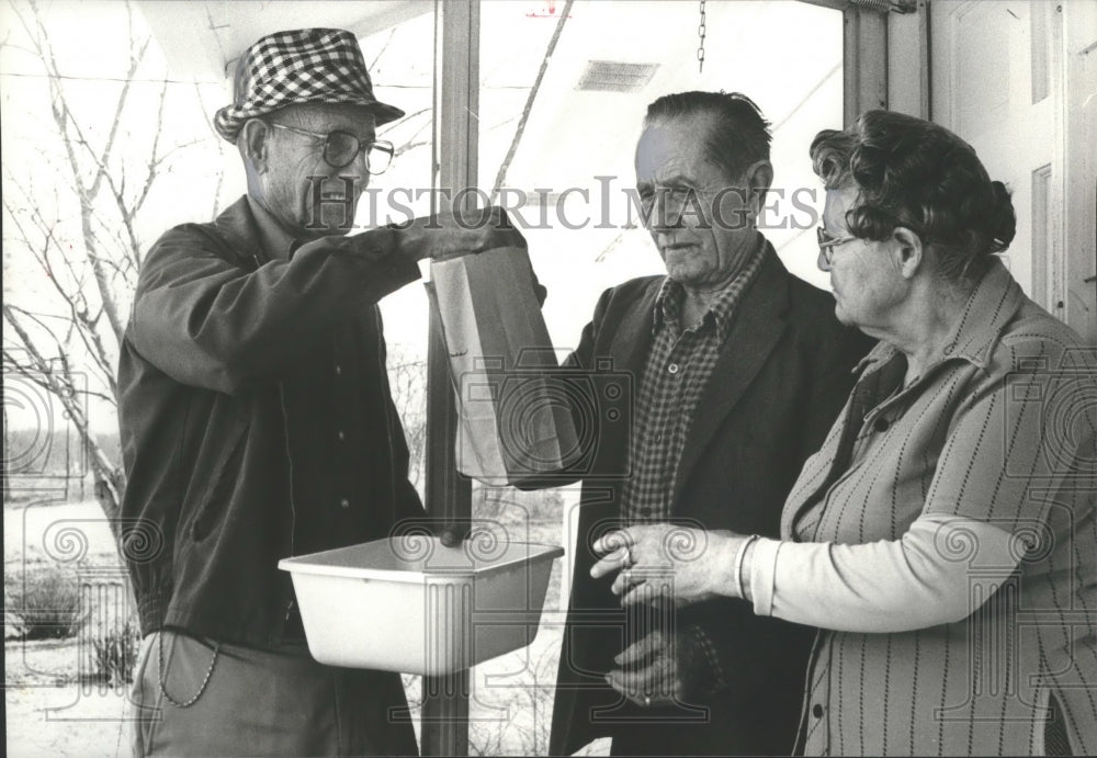 1981 Press Photo Alabama-Man delivers 'dinner on the church' to couple in need. - Historic Images