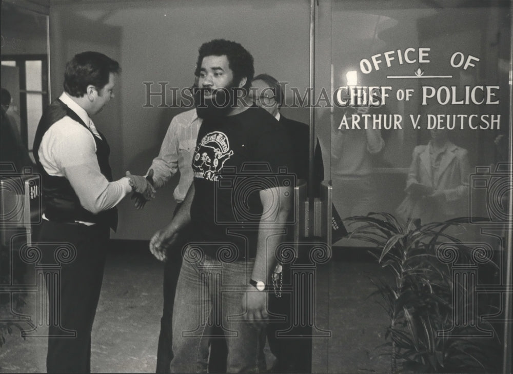 1983 Press Photo Alabama-Chief of police shakes hands with bikers at his office. - Historic Images