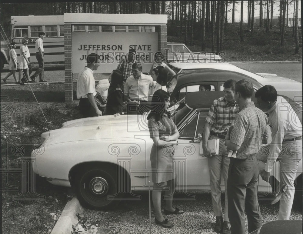 1968 Press Photo Alabama-Students commute to Jefferson State Junior College. - Historic Images