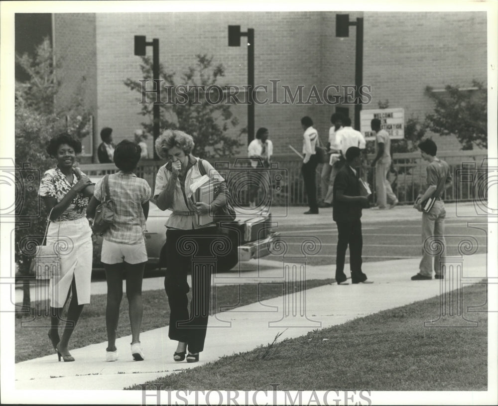 1981 Press Photo Students on Campus at Jefferson State College, Alabama - Historic Images