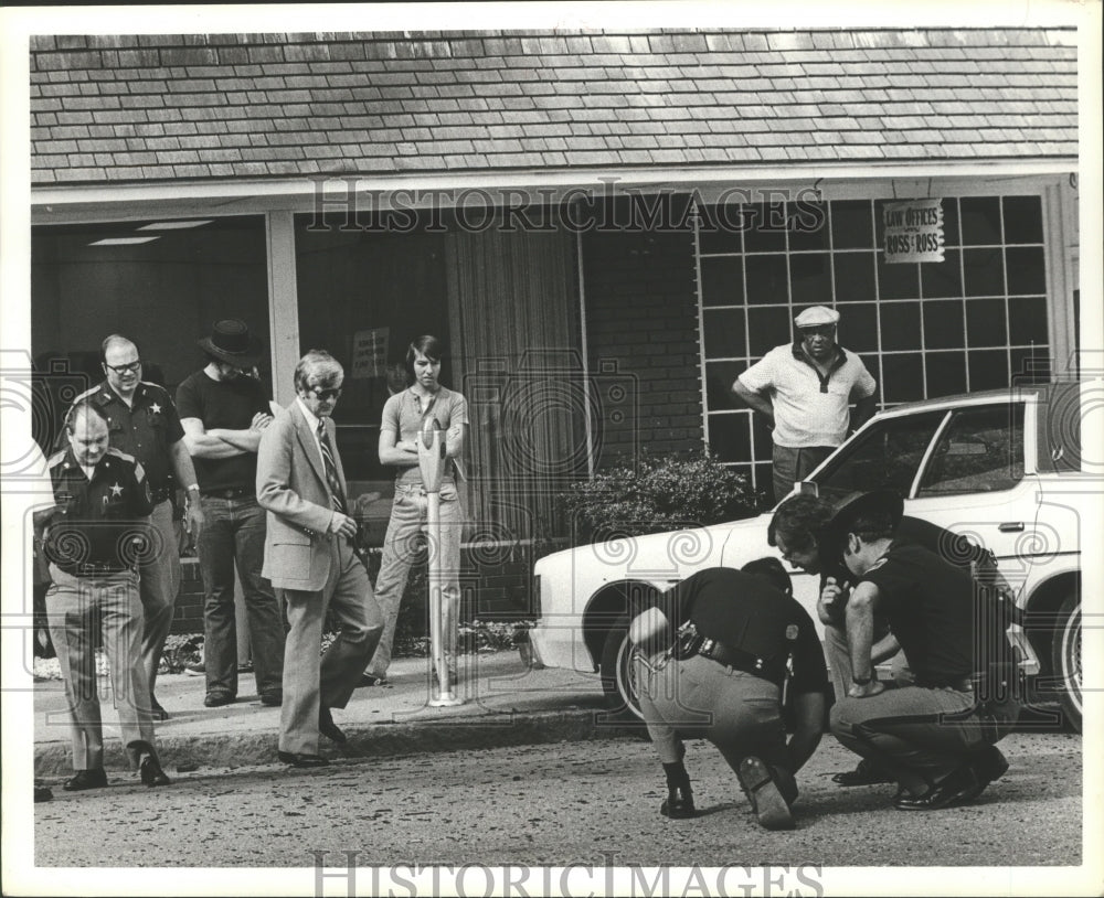 1979 Press Photo Police Check Crime Scene in Bessemer, Alabama - abna10408 - Historic Images