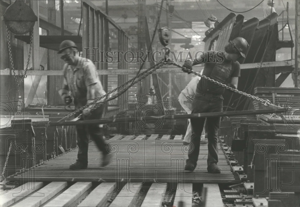 1979 Press Photo Workers Assemble a Pullman-Standard Rail Car, Bessemer, Alabama - Historic Images