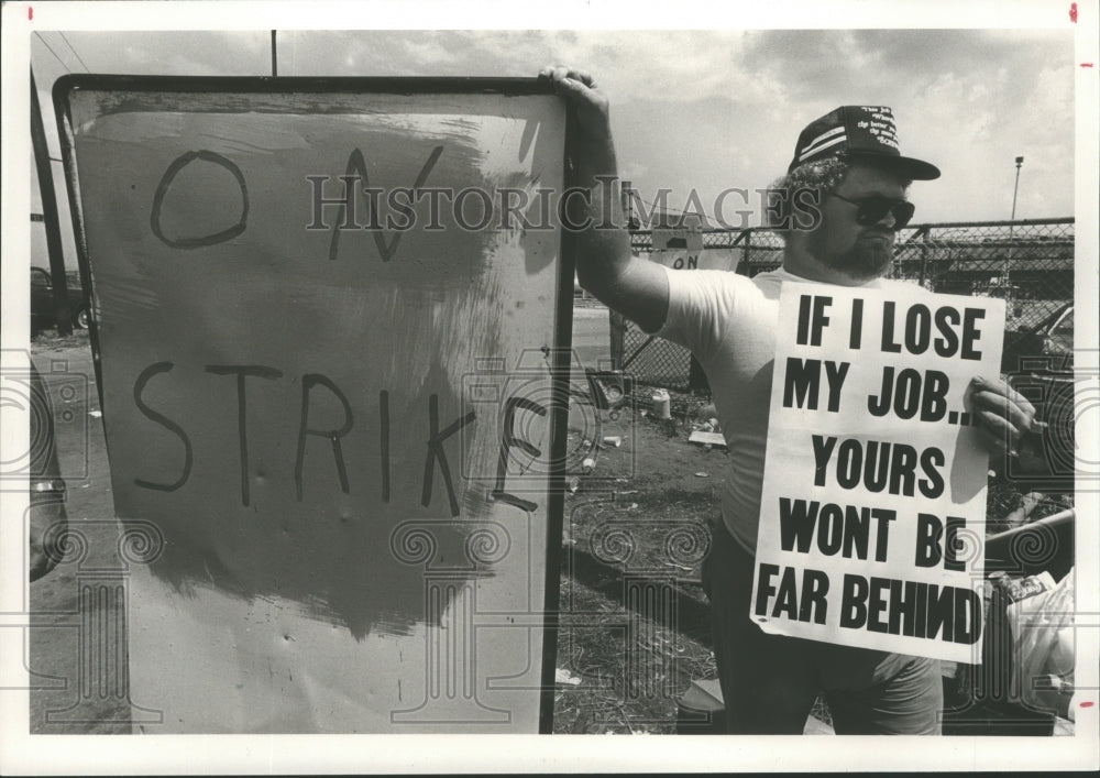 1988 Press Photo Pullman-Standard Worker On Strike, Bessemer, Alabama - Historic Images