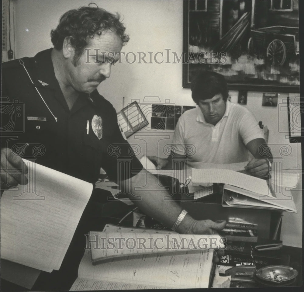 1980 Press Photo Bessemer, Alabama-Officers Check Dockets to Count Seized Guns - Historic Images