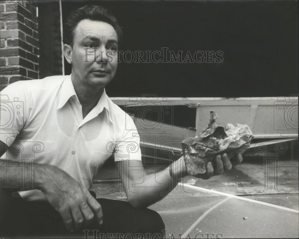 1971 Press Photo Alabama-Official holds material from Southern Packaging blast. - Historic Images