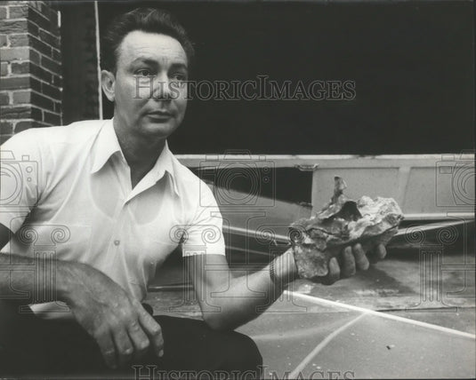 1971 Press Photo Alabama-Official holds material from Southern Packaging blast. - Historic Images