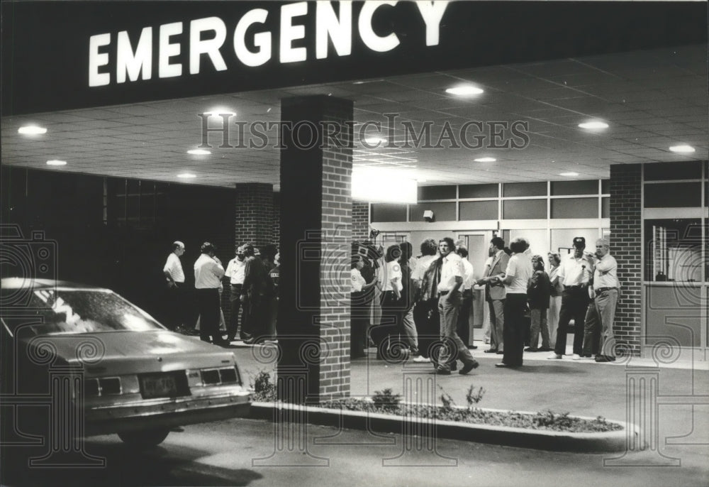 1979 Press Photo Alabama-Families and workers of Hercules Powder Co. at hospital - Historic Images