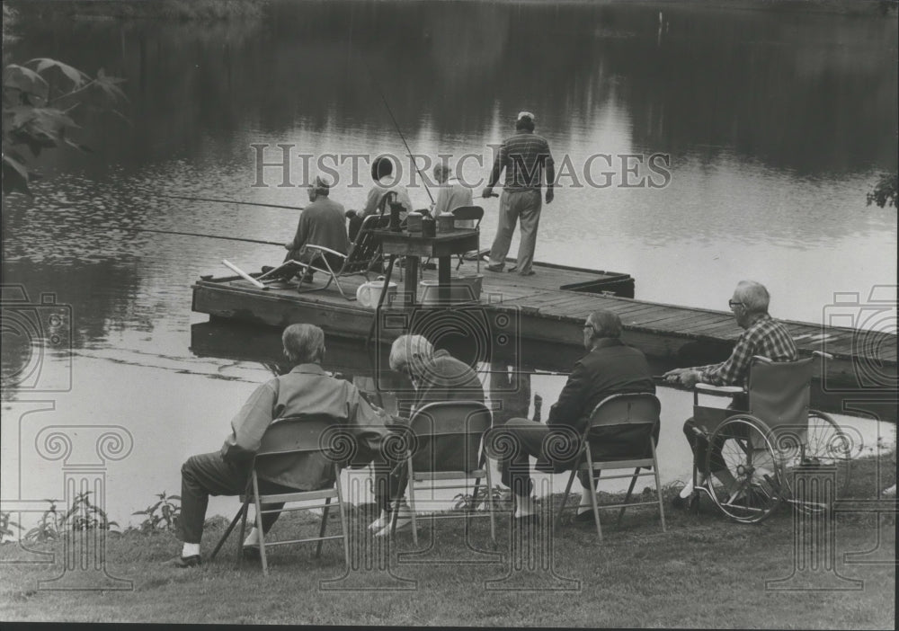 1989 Press Photo Alabama-Ketona elderly folks fish at David Oranges picnic. - Historic Images