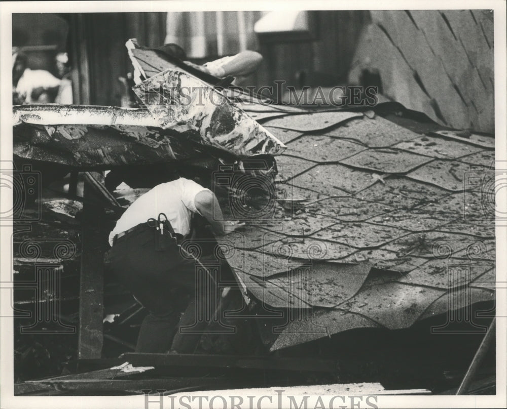 Press Photo Alabama-Birmingham-Emergency worker at rubble of house hit by plane - Historic Images