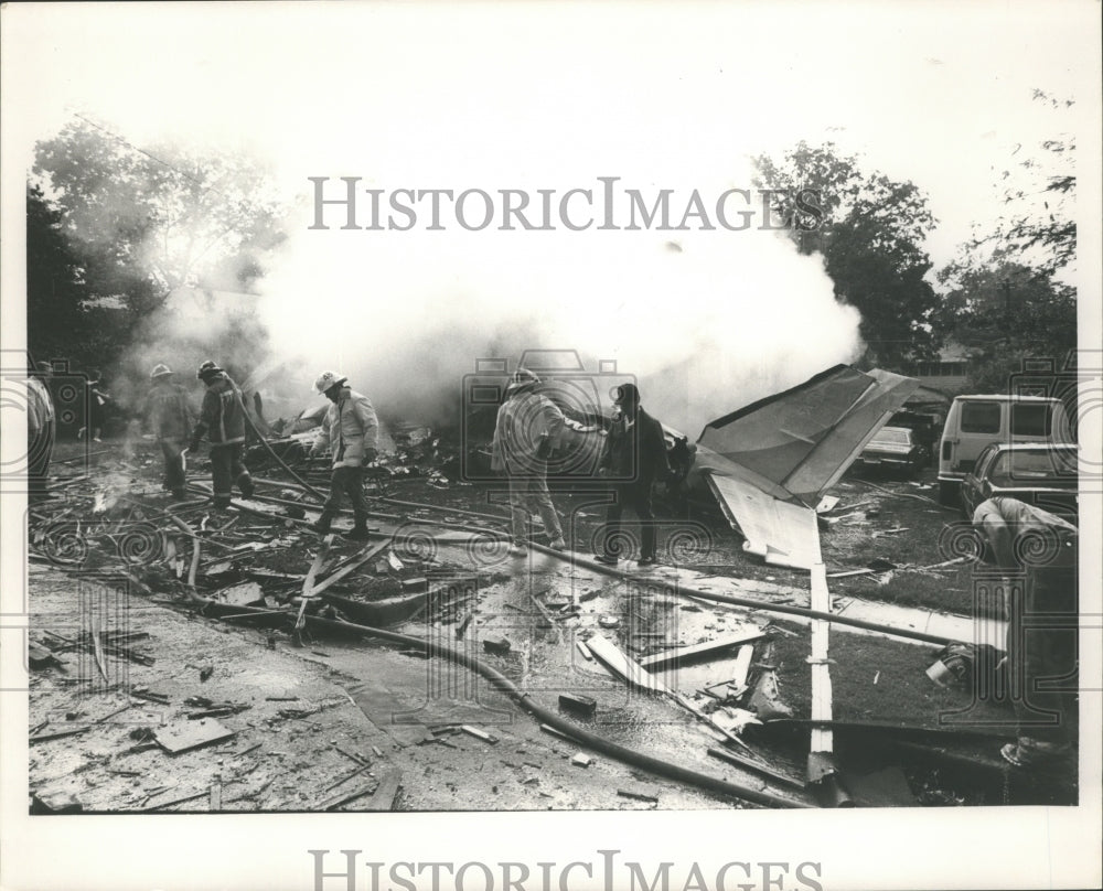 Press Photo Alabama-Birmingham firemen at L&#39;Express flight 508 crash site. - Historic Images