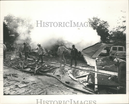 Press Photo Alabama-Birmingham firemen at L'Express flight 508 crash site. - Historic Images