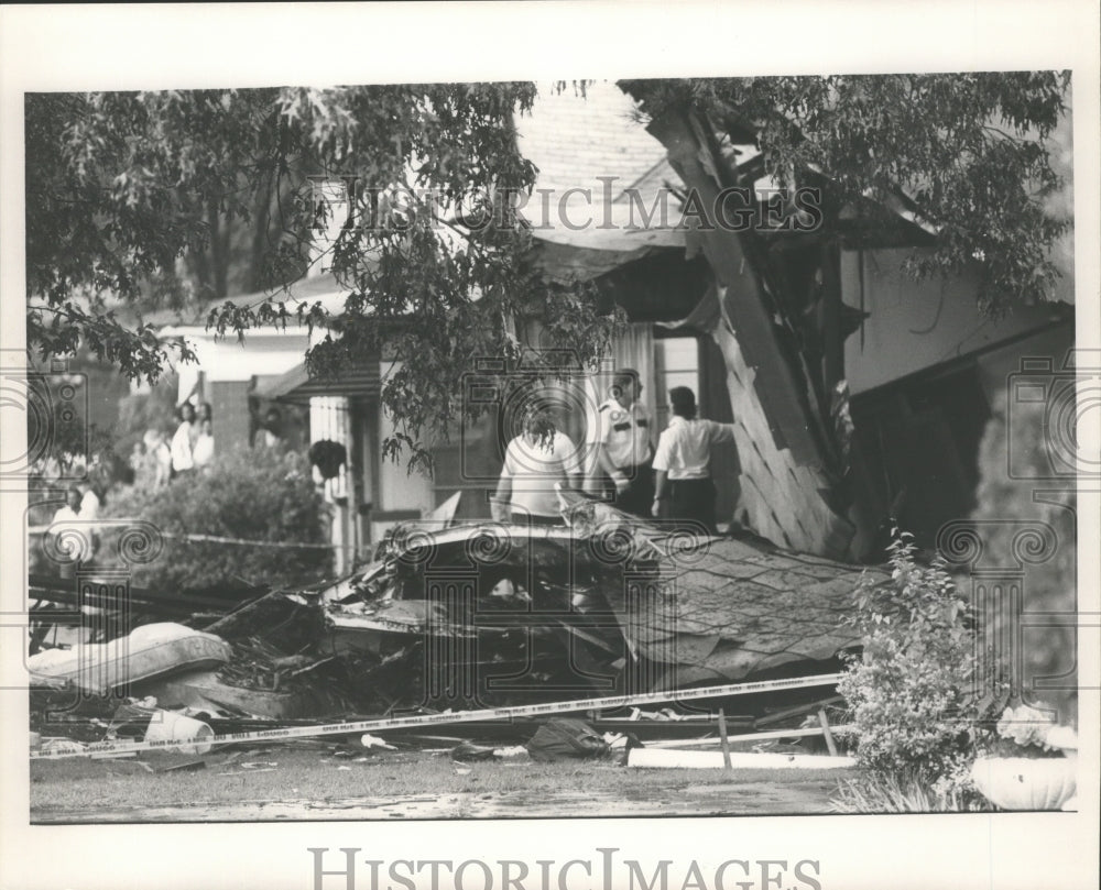 Press Photo Alabama-People stand at first house hit by L&#39;Express plane crash - Historic Images