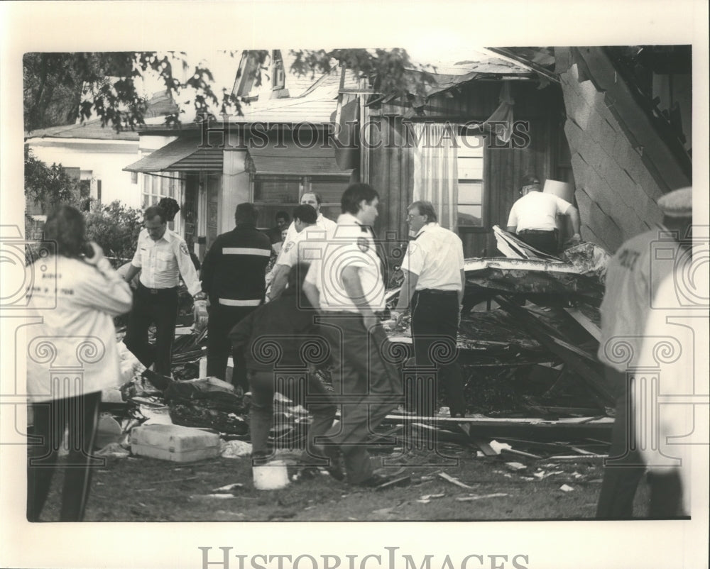 Press Photo Alabama-Fire and rescue workers at the L&#39;Express flight 508 crash. - Historic Images