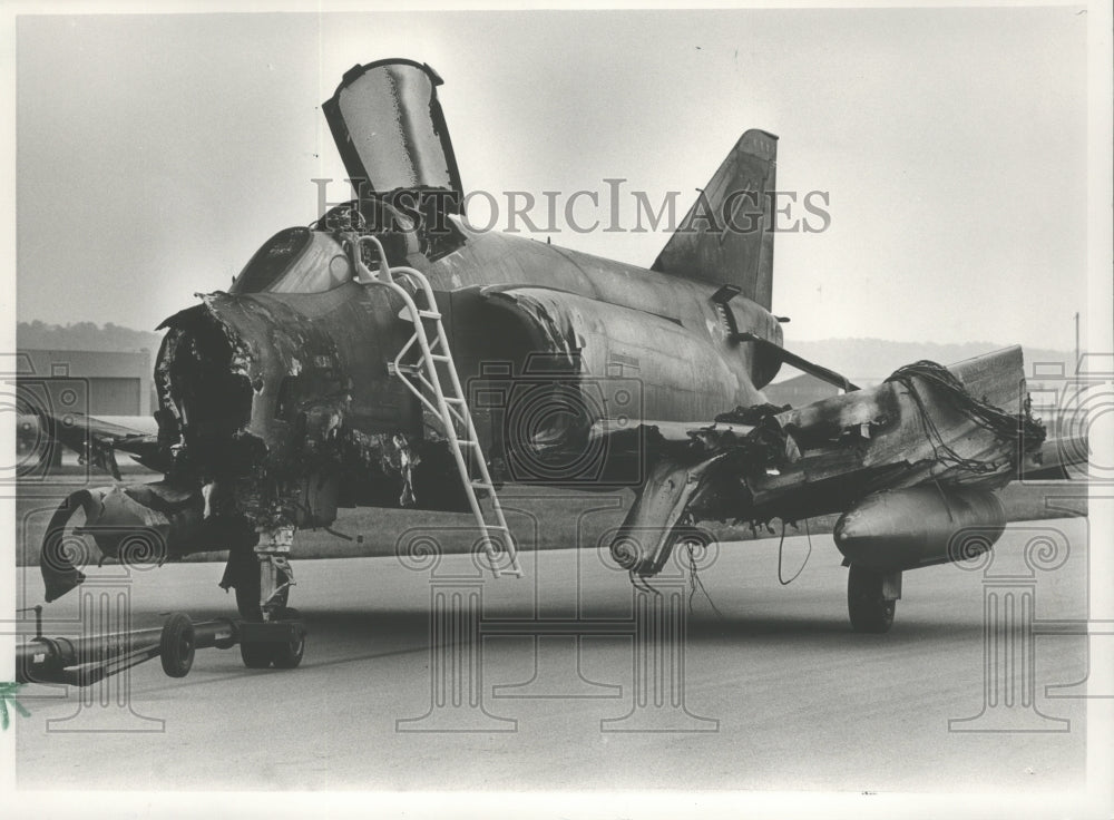 1985 Press Photo Alabama-Damaged jet at Birmingham Municipal airport being towed - Historic Images