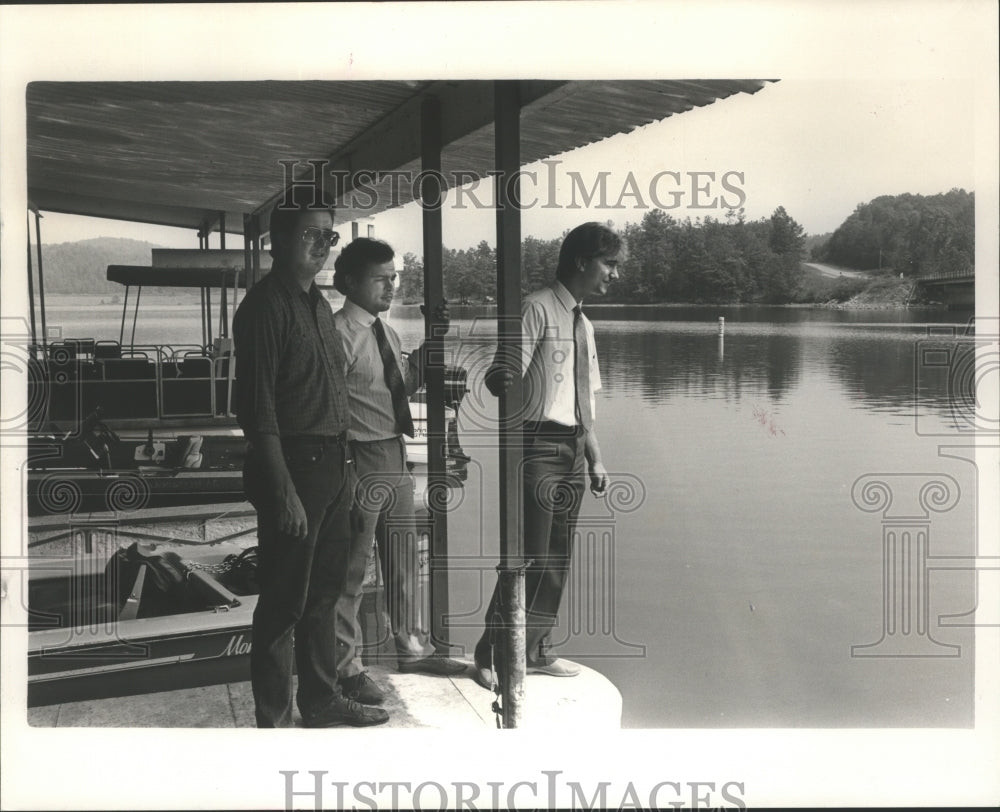 1986 Press Photo Men Stand on Dock Where They Tried to Rescue Victims, Alabama - Historic Images