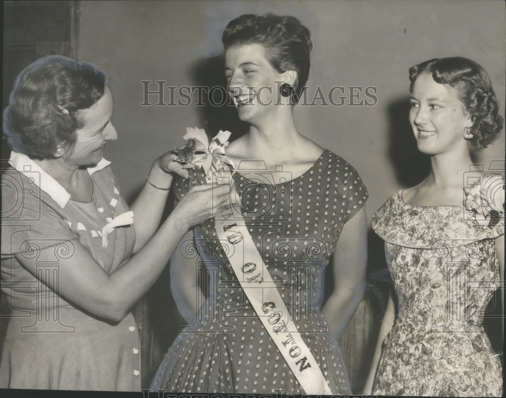 1955 Press Photo Alabama-Bullock County&#39;s Maid of Cotton receives corsage. - Historic Images