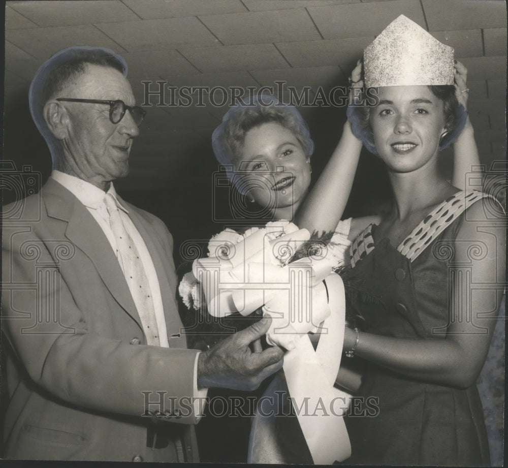 1957 Press Photo Calhoun County, Alabama-Crowns New Maid of Cotton - abna10500 - Historic Images