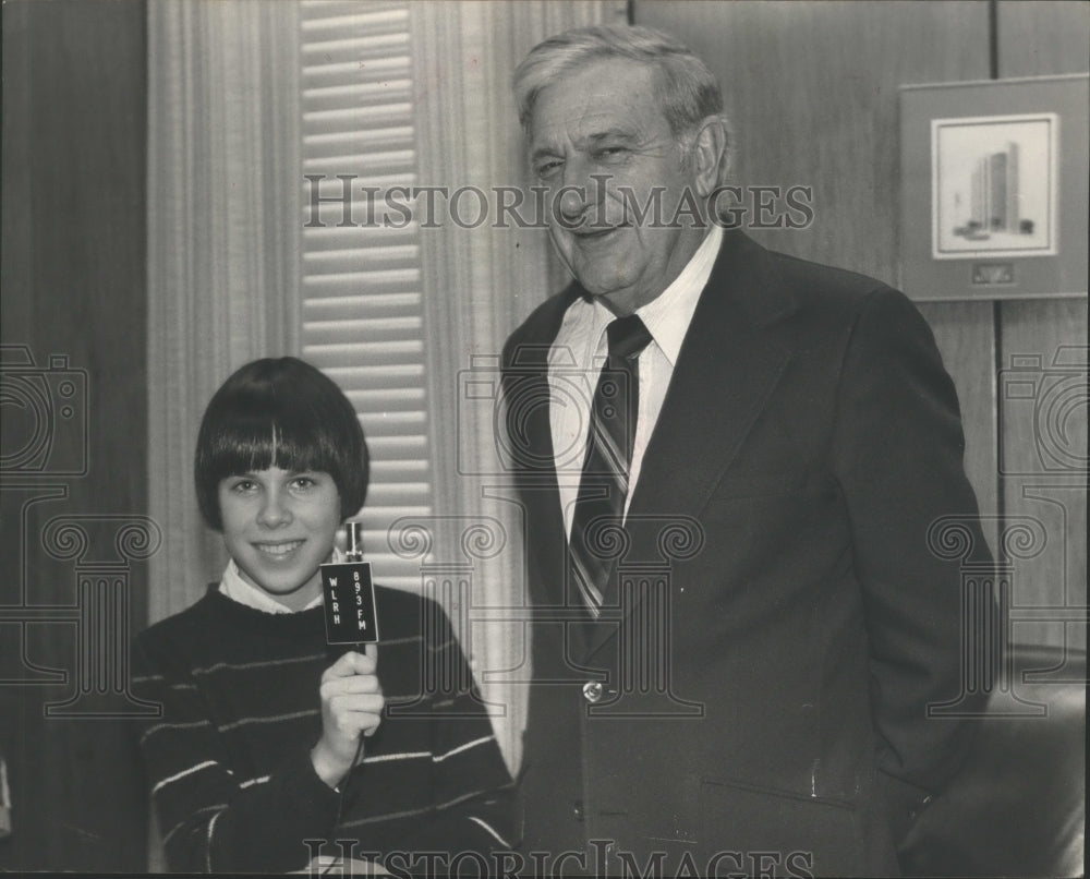 1982 Press Photo Alabama-Nancy Passino interviews Huntsville Mayor Joe Davis. - Historic Images