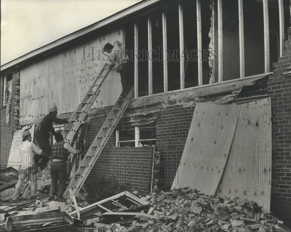 1978 Press Photo Explosion at Loveman's Village Apartments in Birmingham - Historic Images
