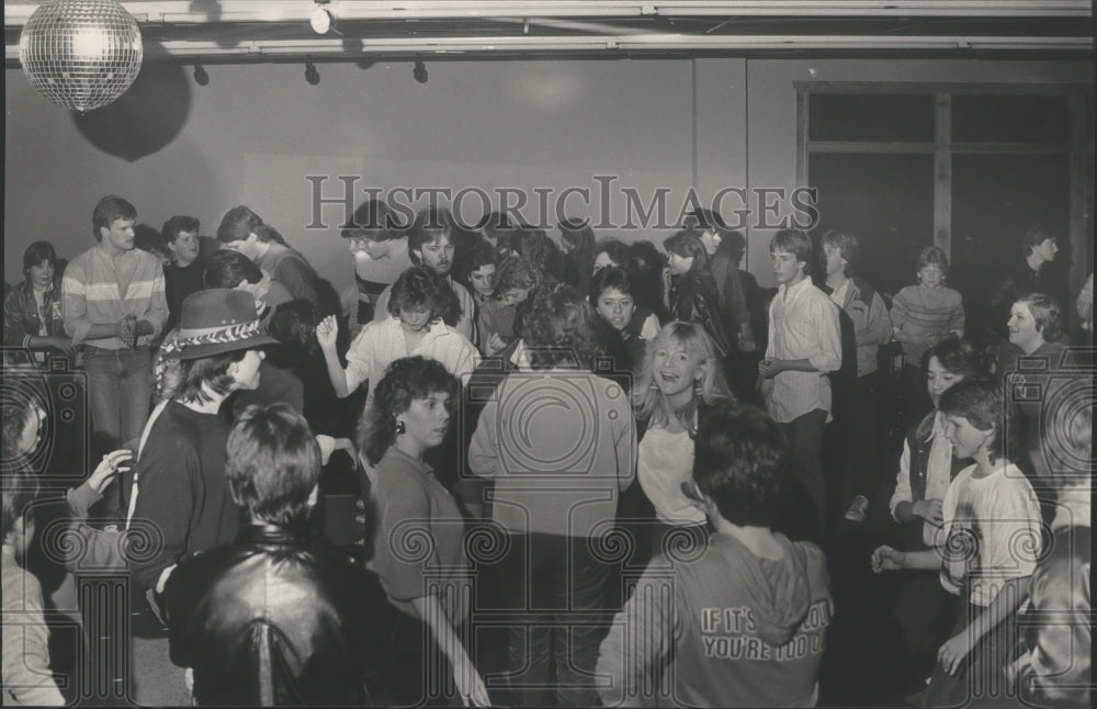 1985, Alabama-Teens filled Panama&#39;s Teen Club in Hueytown last Friday - Historic Images