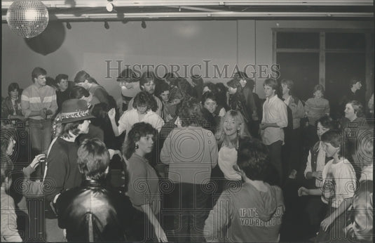 1985, Alabama-Teens filled Panama's Teen Club in Hueytown last Friday - Historic Images